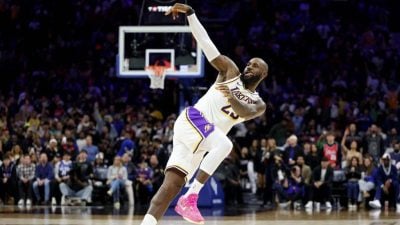 NBA|连得10分秀助湖人擒76人  詹皇“加冕”手舞足蹈