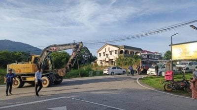 交通黑区再生事故  泥机车与摩托碰撞1伤