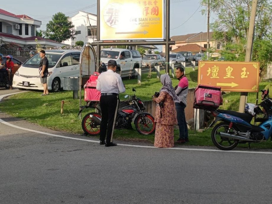 NS淡边/淡边交通黑区再发事故 快递员翻车受伤送医