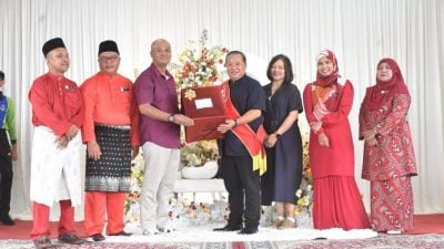 服务教育界近34载谢元胜荣休 德亮国小以中马文化送别 