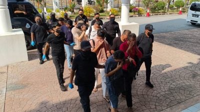 涉持有色情影片与违反自然性行为 3男子认罪 4否认有罪 准保外候审