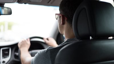 在WCE大道边开车边比中指 警方开档调查男子