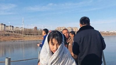 视频|13岁少女跳冰湖救幼童 家属寻人亲上门致谢