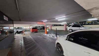 黄乃裳多层停车场 . 智能泊车付费系统运作顺利