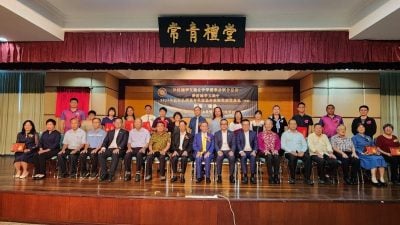 19独中老师领服务奖 . 沈桂贤移交6独中拨款