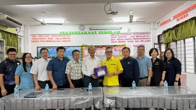 程明智移交逾78万5576令吉模拟支票 . UNIFOR拨款4华小教会学校