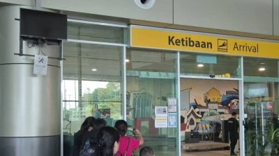 诗巫机场航班显示屏故障 . 长达月余未维修