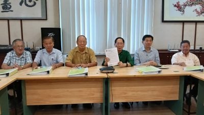 希盟竞选宣言写明承认统考 . 砂华文独中董联会：首相言论令人太失望！