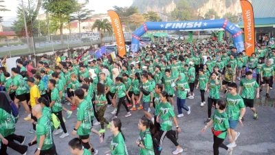 霹中区圣约翰救伤队   慈善跑筹获25万买救护车