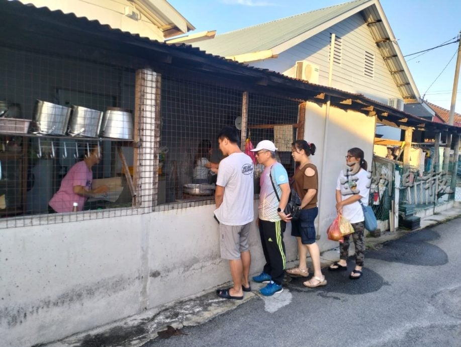 霹：2日见报∕封底主文∕新村美化动起来 （一）|  布先新旧交织 活化小镇新村 