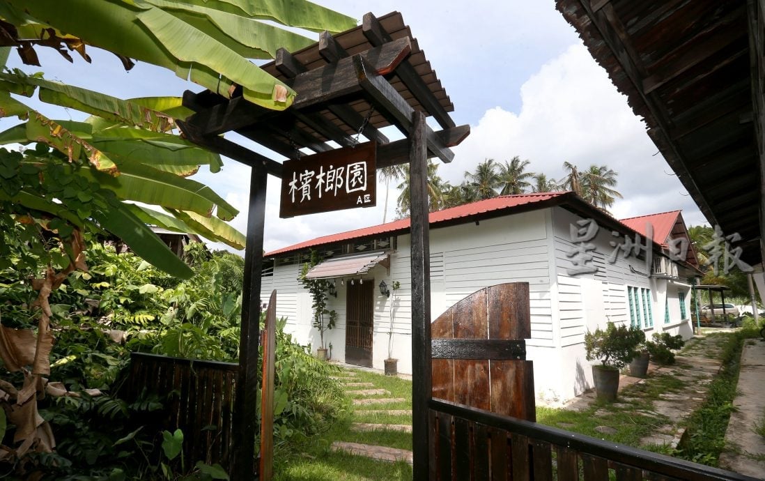 霹：2日见报∕封底主文∕新村美化动起来 （一）|  布先新旧交织 活化小镇新村 