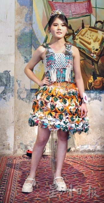 育才独中文美班毕业展 13组环保服装华丽登场