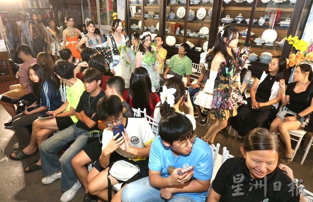 育才独中文美班毕业展 13组环保服装华丽登场