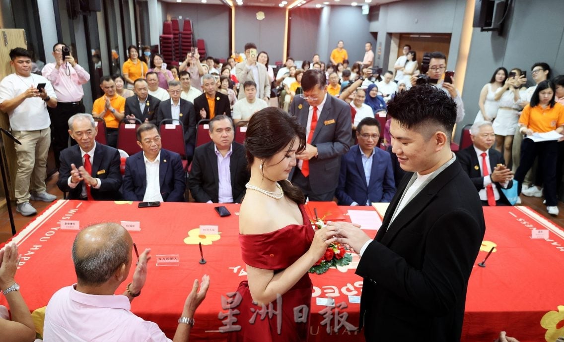  陈氏书院迎来第2025对新人注册！陆兆福：婚姻带旺文化地标