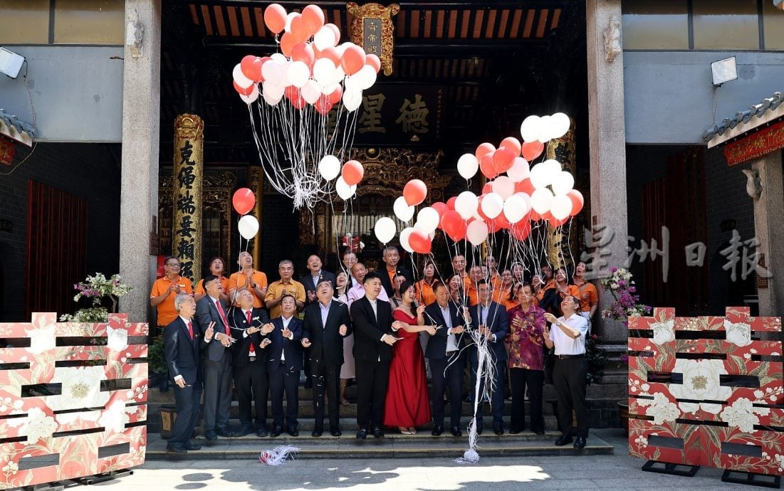 陈氏书院迎来第2025对新人注册！陆兆福：婚姻带旺文化地标