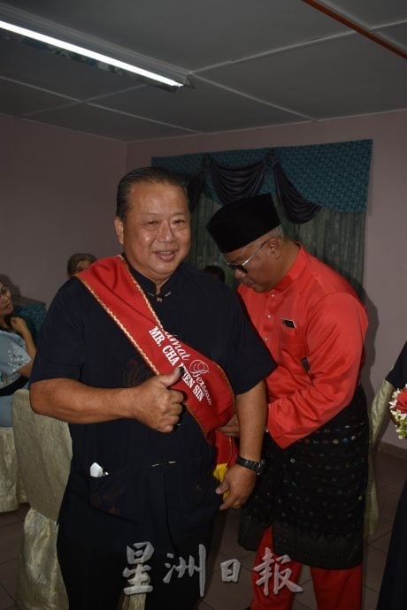 服务教育界近34载谢元胜荣休 德亮国小以中马文化送别 