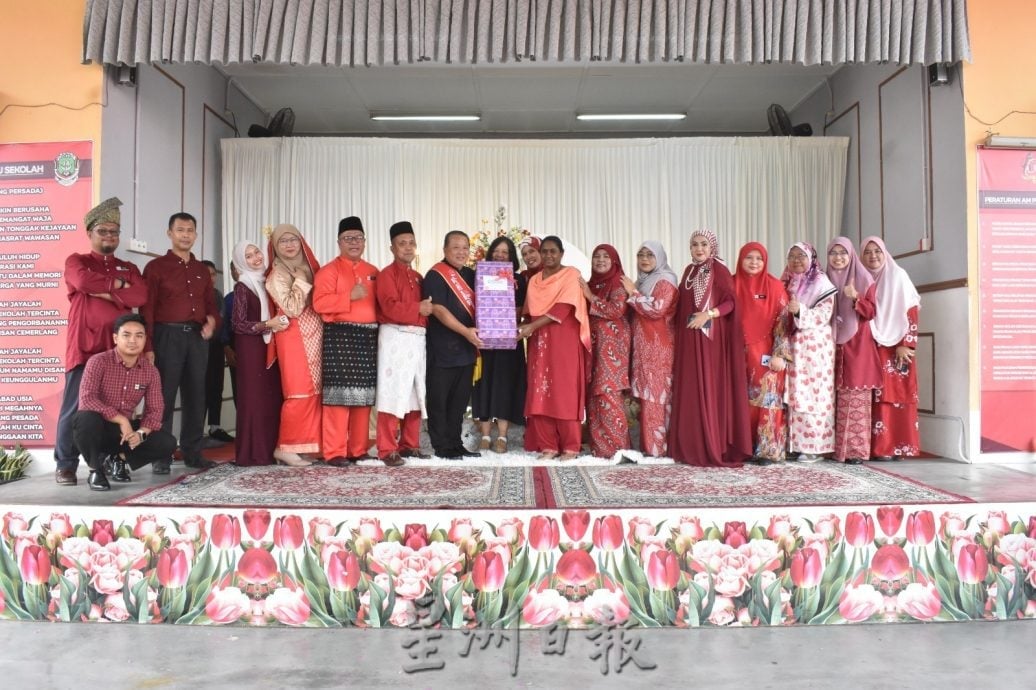 服务教育界近34载谢元胜荣休 德亮国小以中马文化送别 