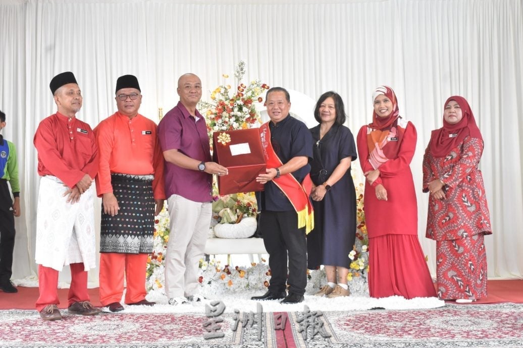 服务教育界近34载谢元胜荣休 德亮国小以中马文化送别 