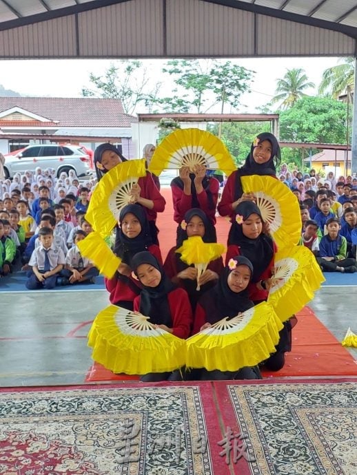 服务教育界近34载谢元胜荣休 德亮国小以中马文化送别 