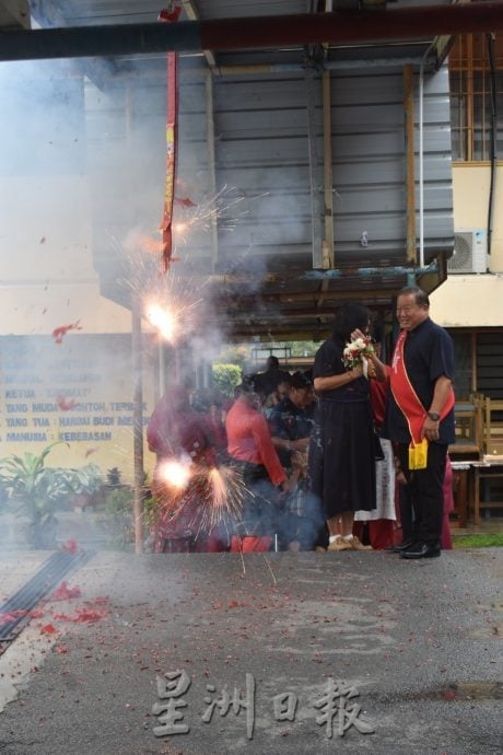 服务教育界近34载谢元胜荣休 德亮国小以中马文化送别 