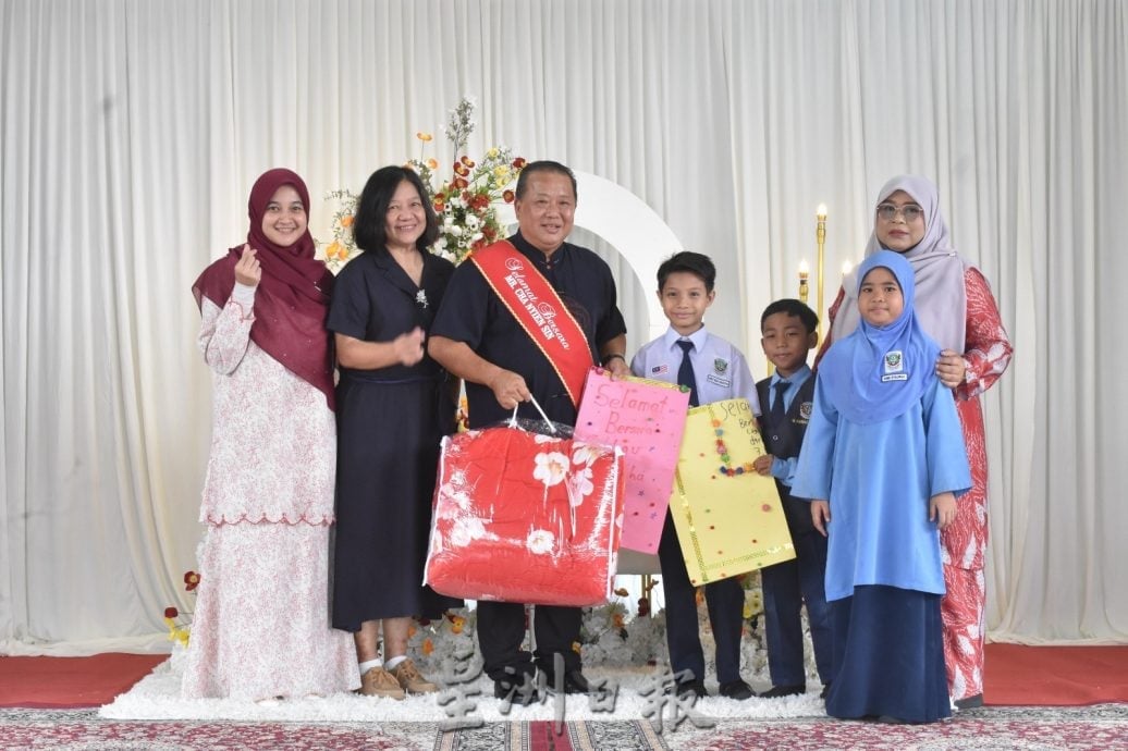 服务教育界近34载谢元胜荣休 德亮国小以中马文化送别 