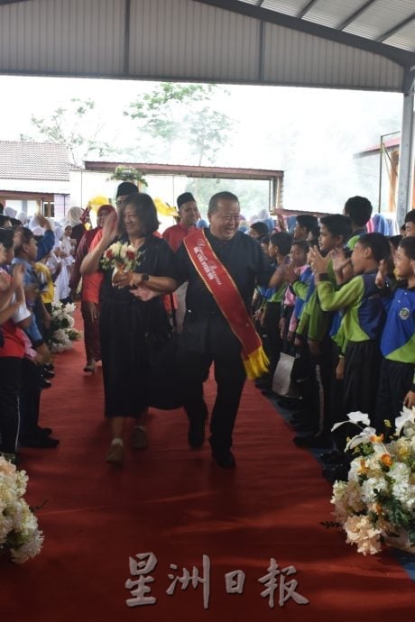 服务教育界近34载谢元胜荣休 德亮国小以中马文化送别 