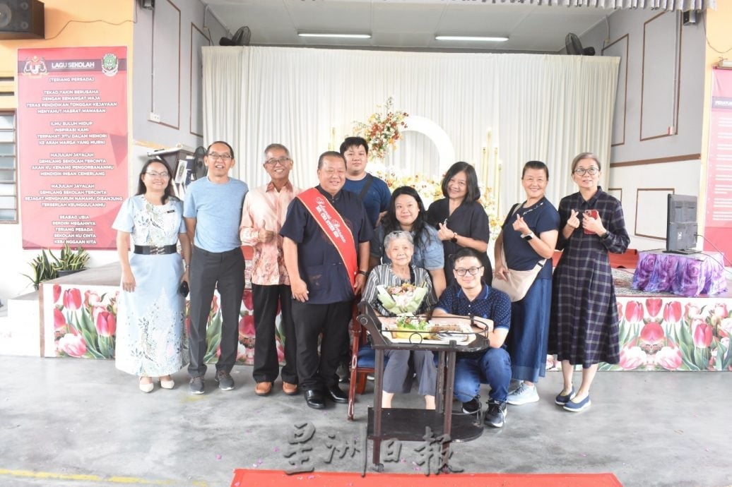 服务教育界近34载谢元胜荣休 德亮国小以中马文化送别 