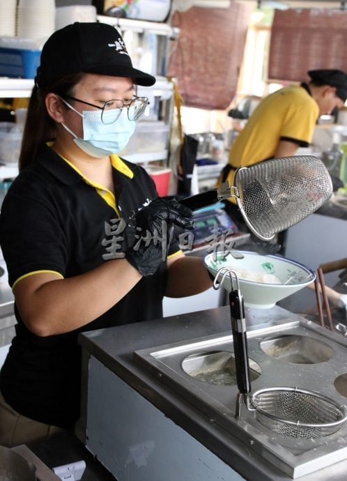 供星洲网：父母助阵、姐妹掌厨 携手煮出家的味道