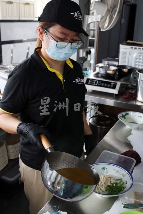 供星洲网：父母助阵、姐妹掌厨 携手煮出家的味道