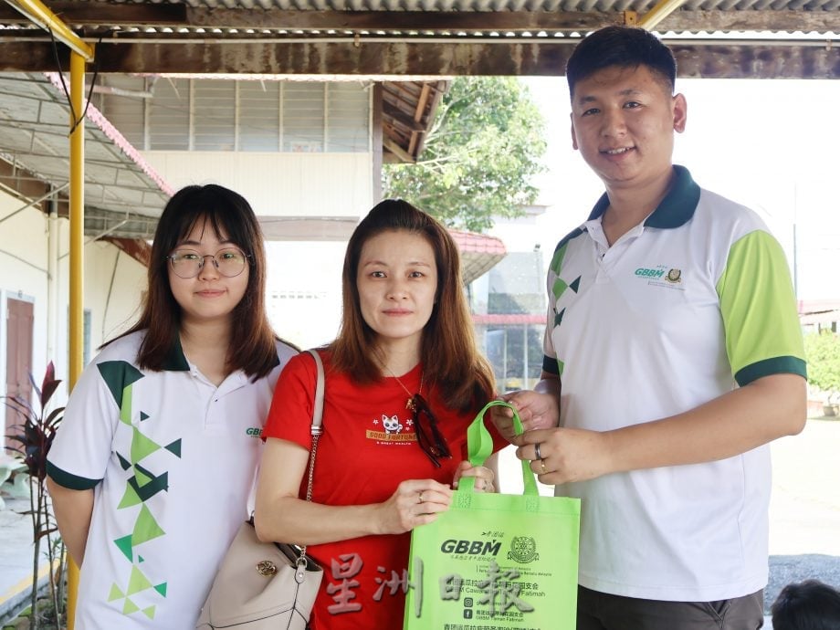 供星洲网/ 2025年第二届“森州篮球争霸赛”获得森州各地32队球员参与