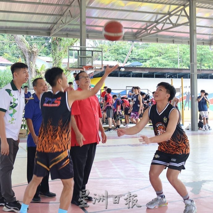 供星洲网/ 2025年第二届“森州篮球争霸赛”获得森州各地32队球员参与