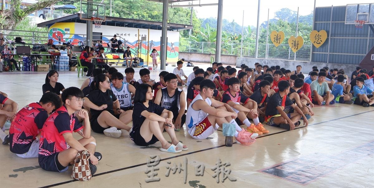 供星洲网/ 2025年第二届“森州篮球争霸赛”获得森州各地32队球员参与