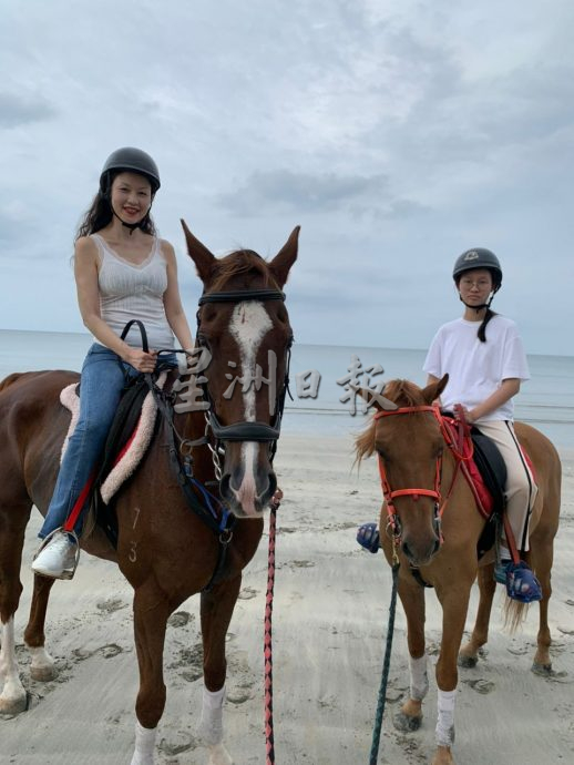 (4/12见报)星角摄/海边体验“牛仔骑马”