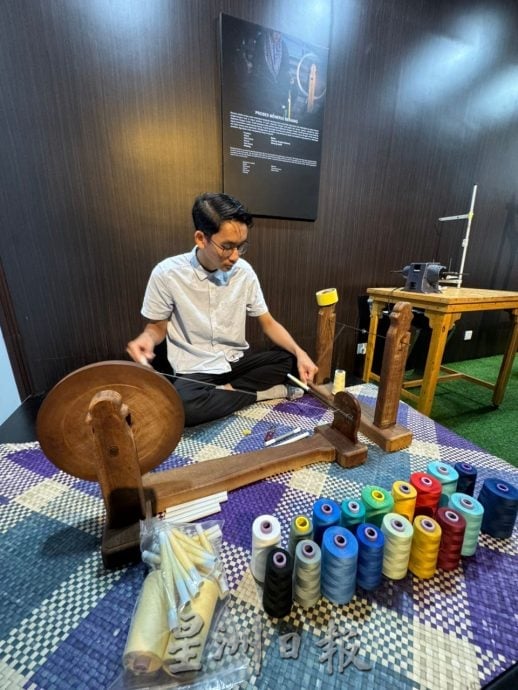 **已签发**柔：封面：新山眼〡一针一线织出“柔佛魂”  传统织线布再度被看见