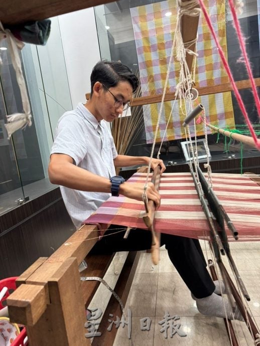 **已签发**柔：封面：新山眼〡一针一线织出“柔佛魂”  传统织线布再度被看见