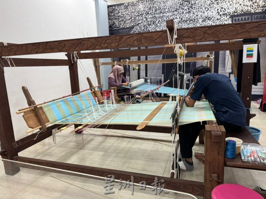 **已签发**柔：封面：新山眼〡一针一线织出“柔佛魂”  传统织线布再度被看见