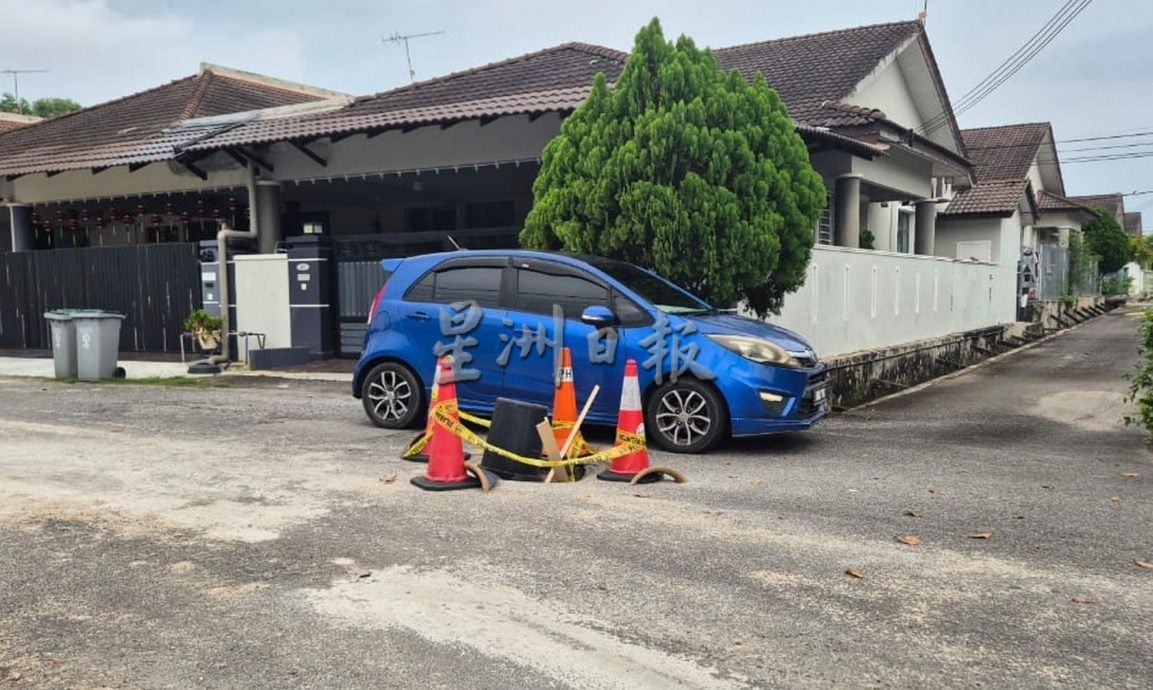 （古城第三版主文）武吉卡迪绍嘉纳住宅区马路中间突然下陷形成大洞