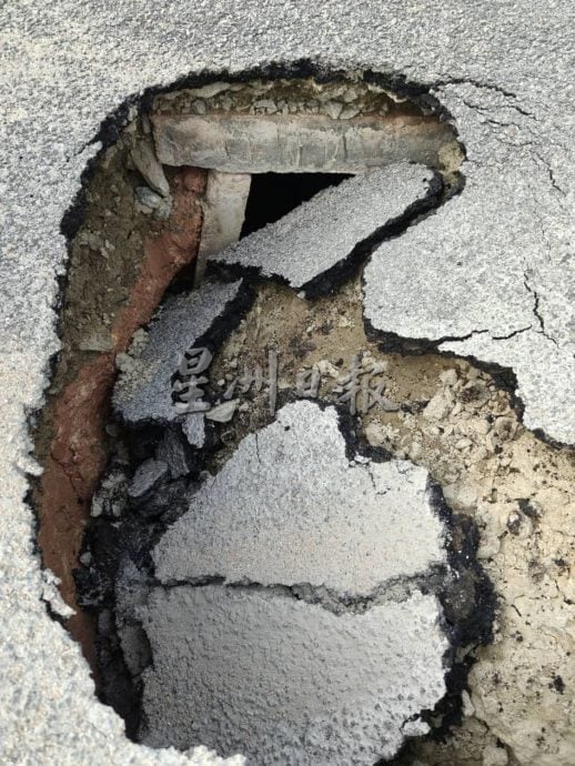 （古城第三版主文）武吉卡迪绍嘉纳住宅区马路中间突然下陷形成大洞