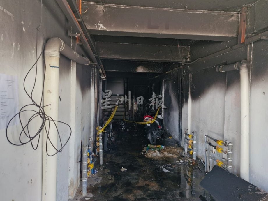 **已签发**柔（配前文）：头条之一：銮哈芝马南组屋火灾疑涉纵火   居民盼当局加强社区安全