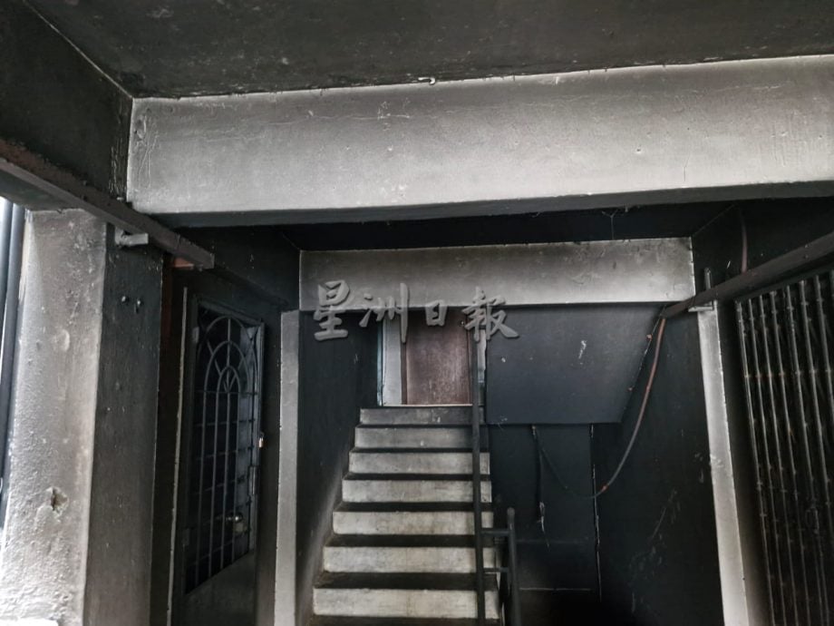 **已签发**柔（配前文）：头条之一：銮哈芝马南组屋火灾疑涉纵火   居民盼当局加强社区安全