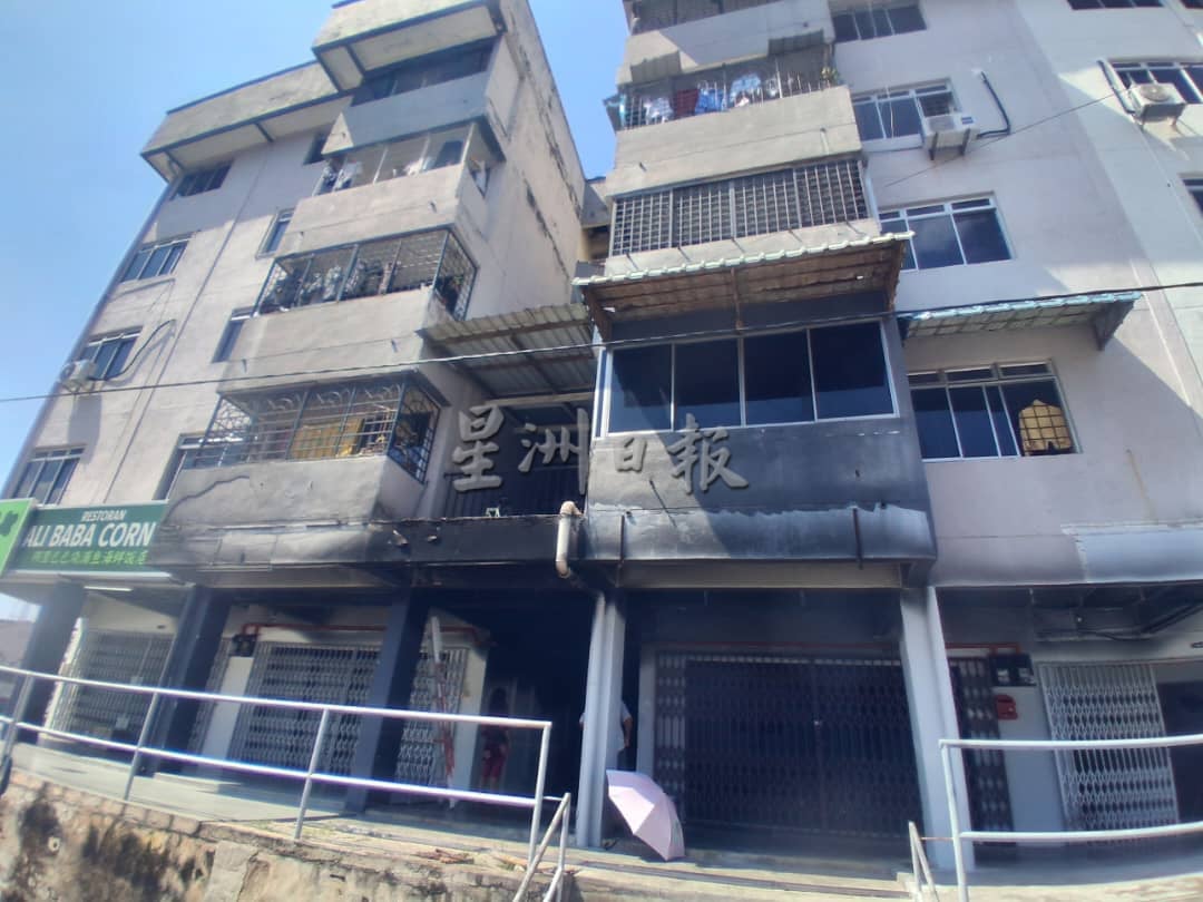 **已签发**柔（配前文）：头条之一：銮哈芝马南组屋火灾疑涉纵火   居民盼当局加强社区安全