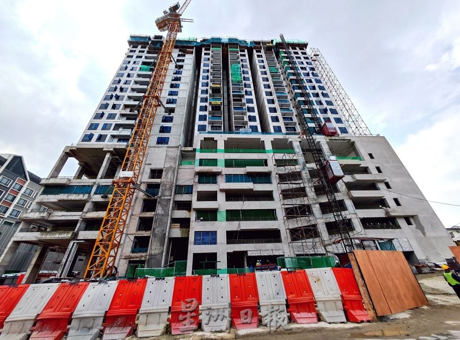 （供星洲网）NS芙蓉/Arena Residences公寓顺利封顶 花城综合体育中心5合1发展概念将成形