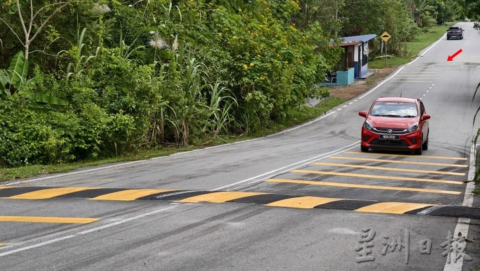 （供星洲网）NS芙蓉/斜坡道设路墩 刚完工就发生车祸 居民怒轰：“天才设计”