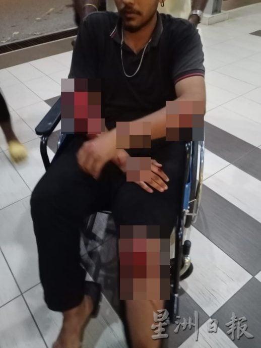 （供星洲网）NS芙蓉/斜坡道设路墩 刚完工就发生车祸 居民怒轰：“天才设计”