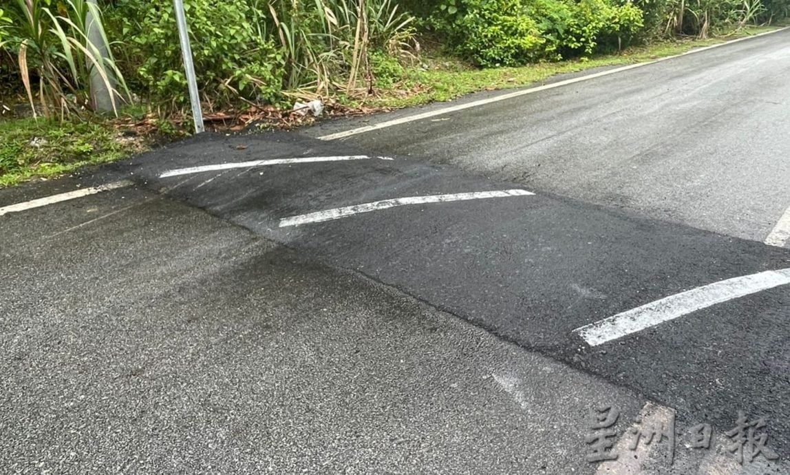 （供星洲网）NS芙蓉/斜坡道设路墩 刚完工就发生车祸 居民怒轰：“天才设计”