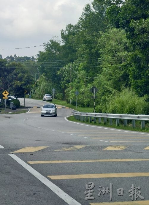 （供星洲网）NS芙蓉/斜坡道设路墩 刚完工就发生车祸 居民怒轰：“天才设计”