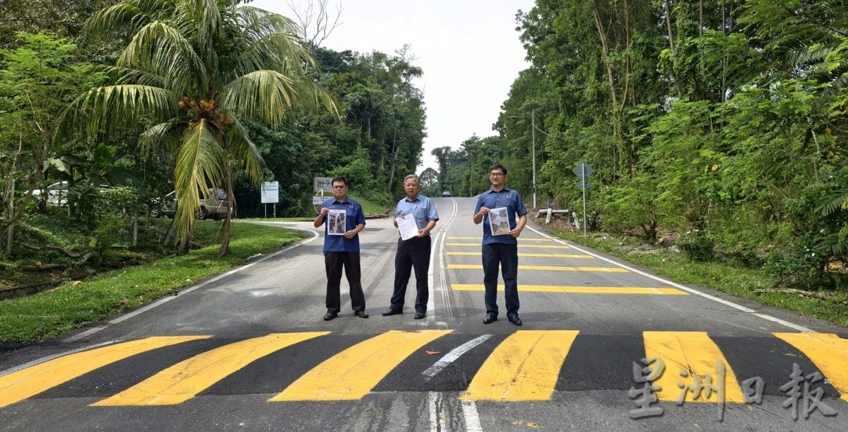 （供星洲网）NS芙蓉/斜坡道设路墩 刚完工就发生车祸 居民怒轰：“天才设计”