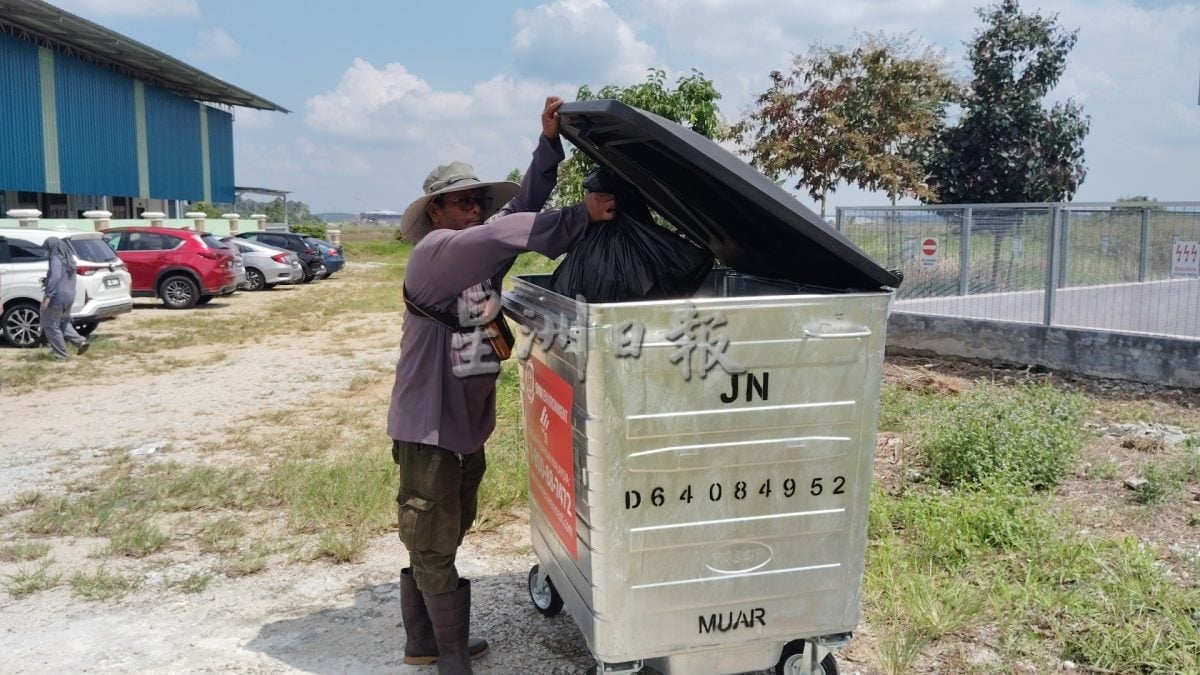 **已签发**柔:第二版头:勤德华小终于有垃圾桶了! 全校师生雀跃不已