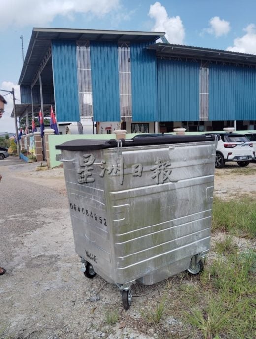 **已签发**柔:第二版头:勤德华小终于有垃圾桶了! 全校师生雀跃不已