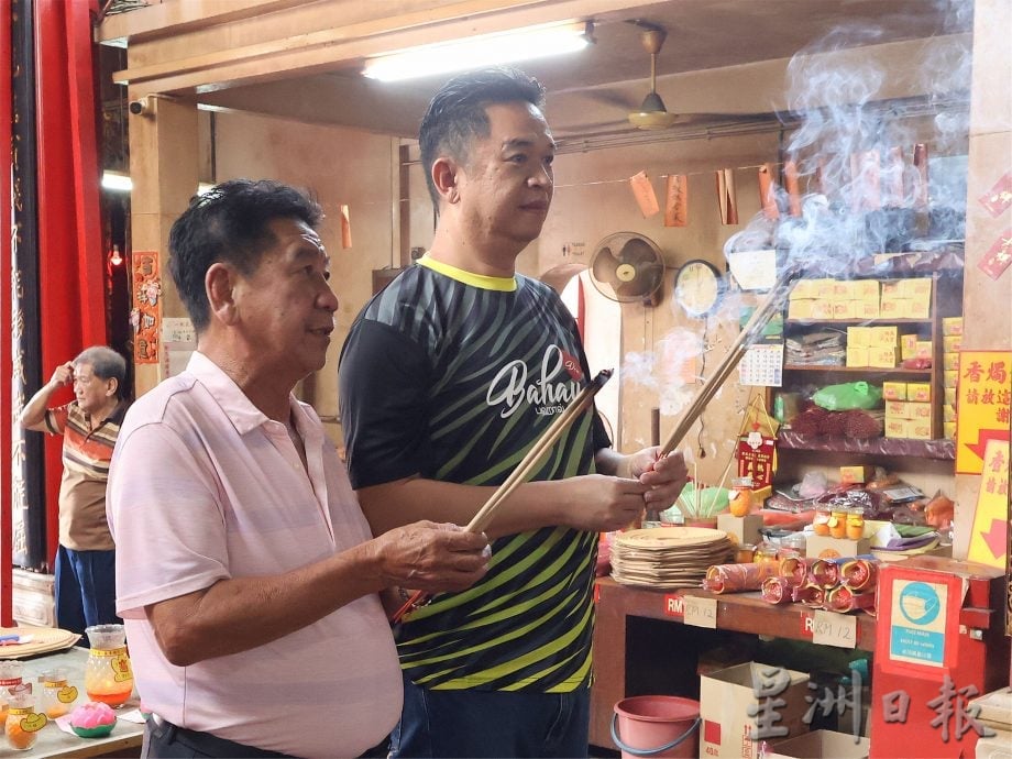 （供星洲网）NS庇朥/张聒翔为庇朥百年古庙三圣宫捎来1万大红包 作紧急修复工程开销。